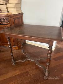 tavolo piccolo in legno