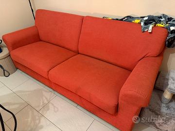 Due divani rossi in tessuto