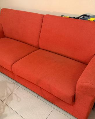 Due divani rossi in tessuto