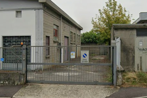 Capannone commerciale con vetrine