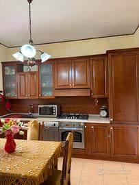 Cucina Classica in Vero Legno + Tavolo e Sedie