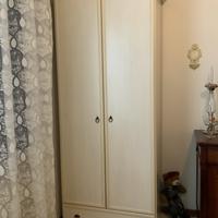 Armadio in legno a 2 ante