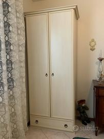 Armadio in legno a 2 ante