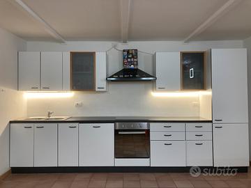 Cucina compresa di frigo cappa e lavabo