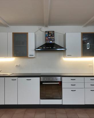 Cucina compresa di frigo cappa e lavabo