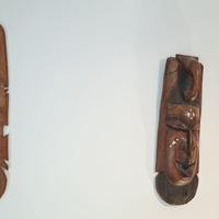 Tre maschere tribali in legno in stile etnico