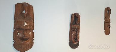 Tre maschere tribali in legno in stile etnico