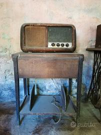 Mobile con giradischi e radio. 