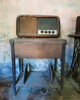 Mobile con giradischi e radio. 