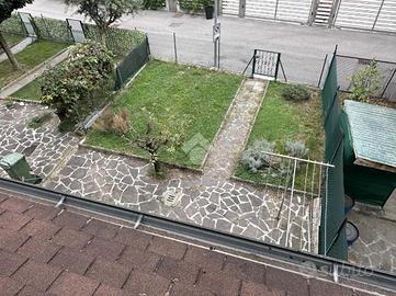 VILLA A SCHIERA A PAULLO
