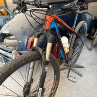Mtb ktm in carbonio
