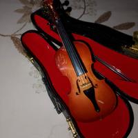 violoncello in miniatura 