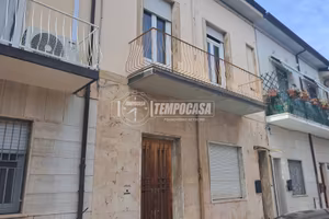 Viareggina su 2 livelli con piccola resede e casa