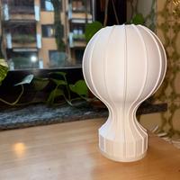 Lampada da tavolo moderna con nervature