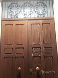 portone in legno a due ande con sopraluce 
