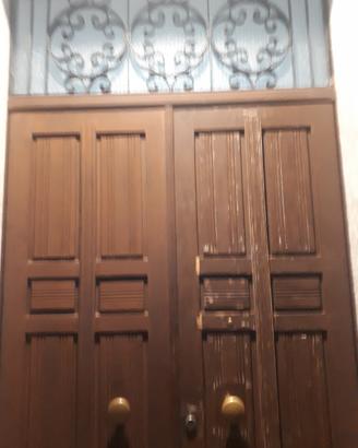 portone in legno a due ande con sopraluce 