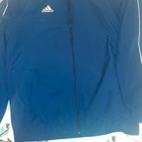 Abbigliamento sportivo ragazzo.