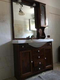 Mobile bagno in legno con lavabo e specchio