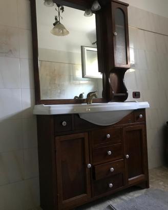 Mobile bagno in legno con lavabo e specchio