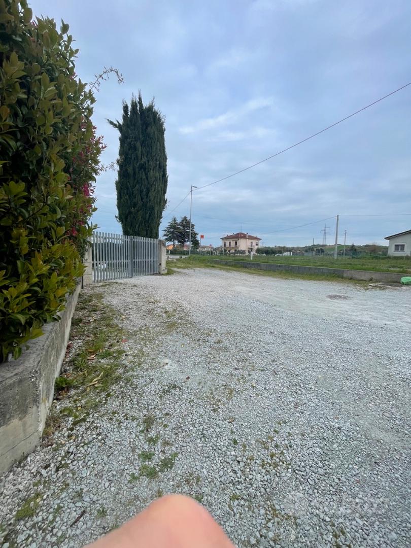 Piccolo spazio adiacente strada - Vista 2