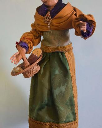 Antica statua di presepe napoletano_la formaggiar