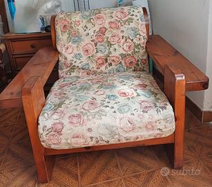 Poltrona in legno massello con cuscini motivo flo