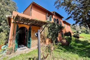Rustico / Casale di 580 m² con più di 5 locali a S