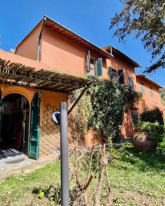 Rustico / Casale di 580 m² con più di 5 locali a S