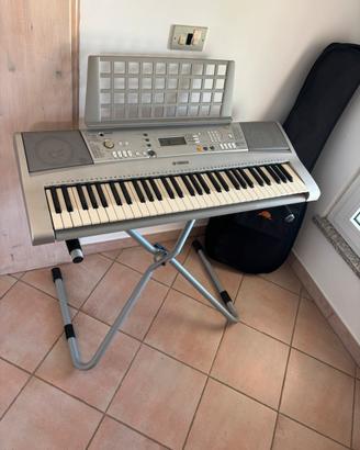 Pianola yamaha psr e303