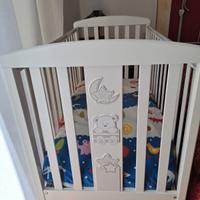 lettino mai utilizzato in legno bianco con disegno