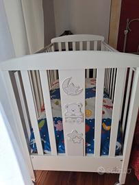 lettino mai utilizzato in legno bianco con disegno