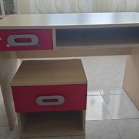 scrivania e comodino 