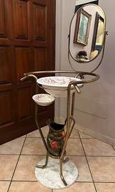 Antico lavabo bagno con catino e brocca