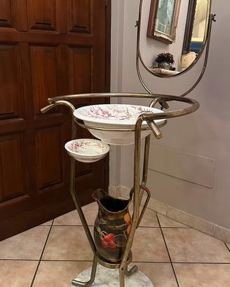Antico lavabo bagno con catino e brocca