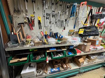 Utensili fai da te – cacciaviti, pinze, chiavi