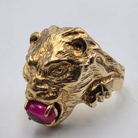 ANELLO UOMO LEONE ORO 19 g RUBINO 1 CARATO