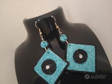 Orecchini pendenti quadrati glitterati