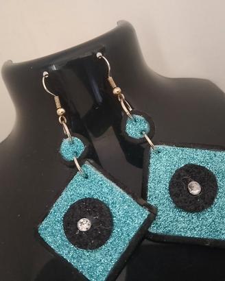 Orecchini pendenti quadrati glitterati