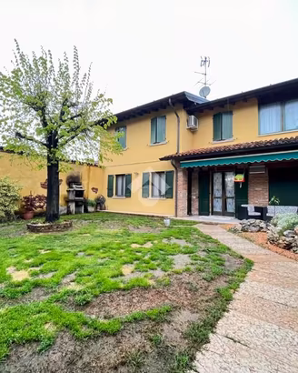 VILLA A SCHIERA A QUINZANO D'OGLIO