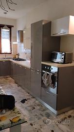 cucina completa tavolo e sedie