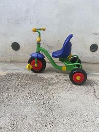 Triciclo a pedali