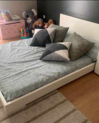 Lettino montessoriano e mobile porta giochi