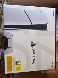 Play station ps5 con il disco con un gioco