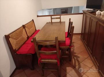 tavolo panchina e sedie 