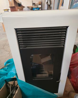 stufa a pellet con tubi coibentati