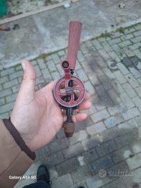 trapano a mano e attrezzo calzolaio 