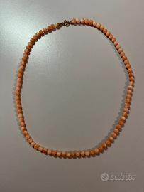 Girocollo in corallo e chiusura in oro