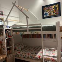 Letto castello a casetta con librerie e cassetti