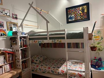 Letto castello a casetta con librerie e cassetti