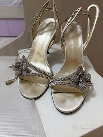 Abito da sposa con scarpe